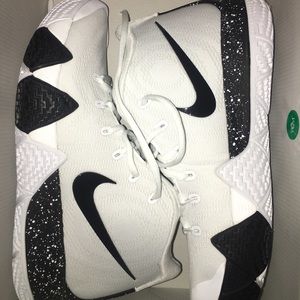 Kyrie 4. Size 9 (Men’s)